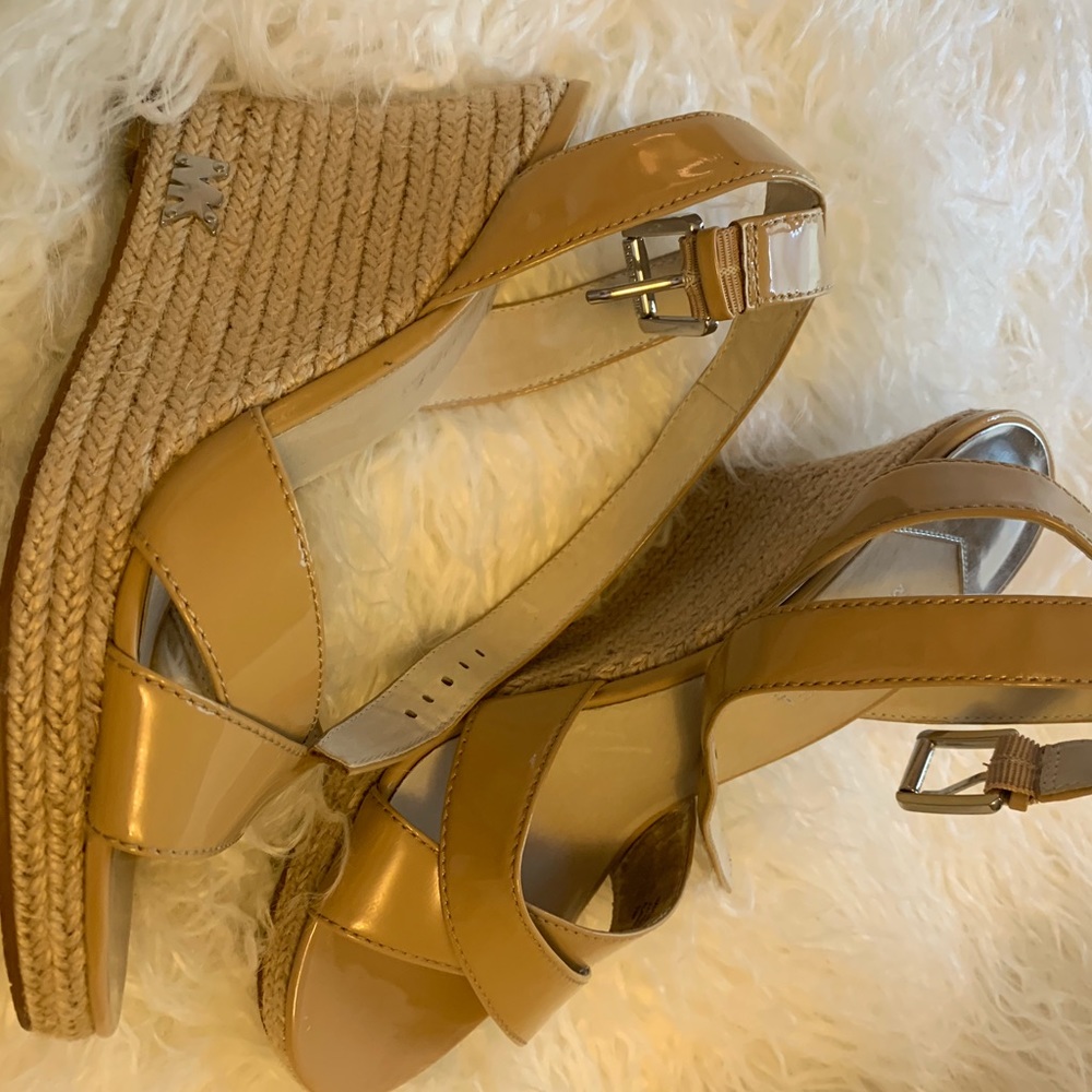 Michael Kors patent leather wedges👜